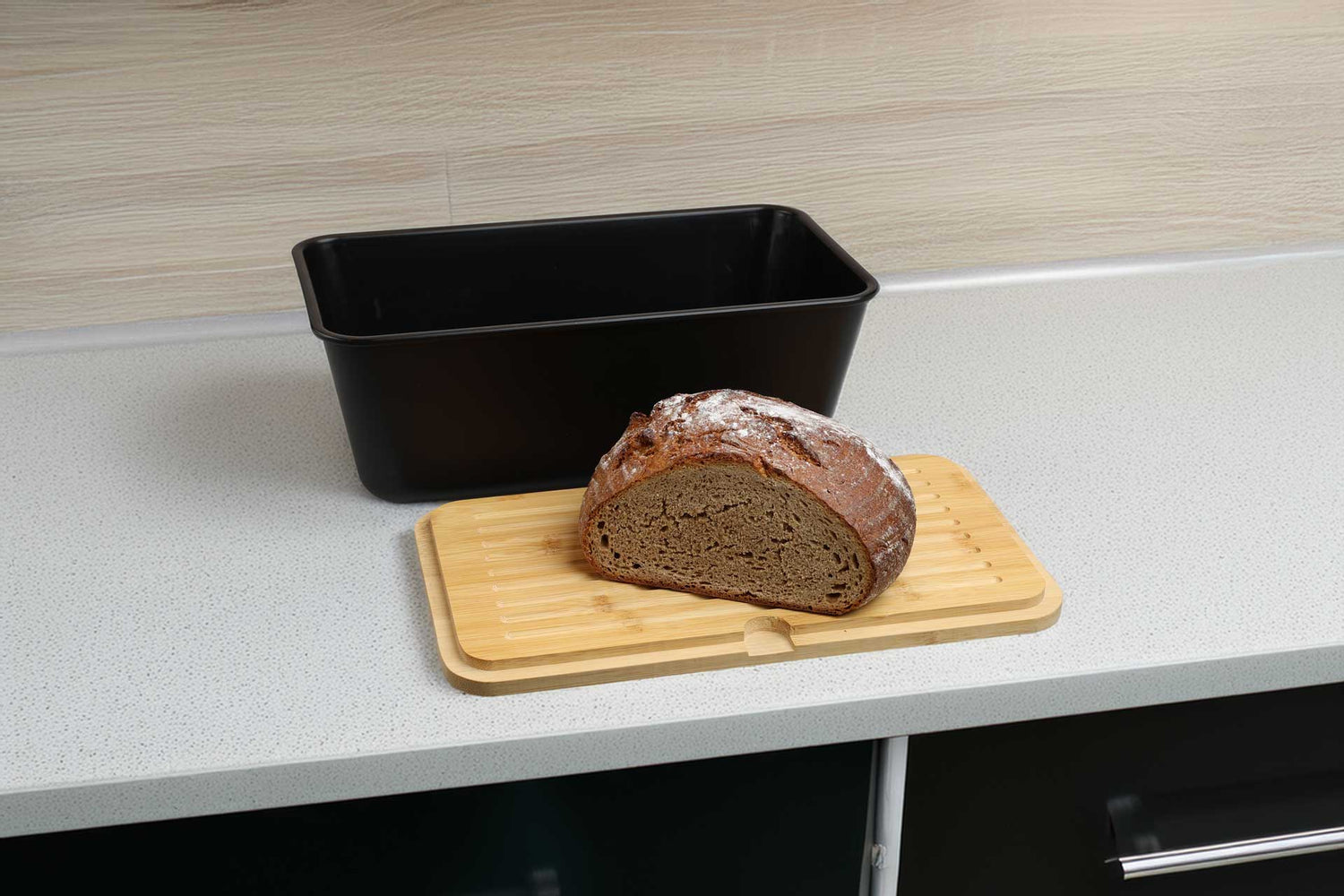 Brotkasten mit Brot auf Arbeitsfläche