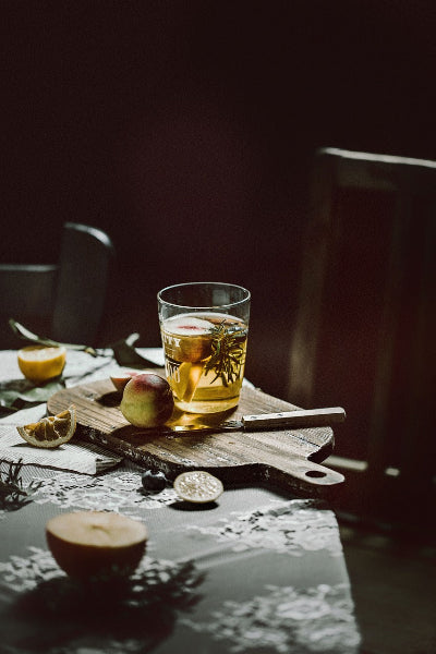 Cider-Getränk auf einem Holzbrett